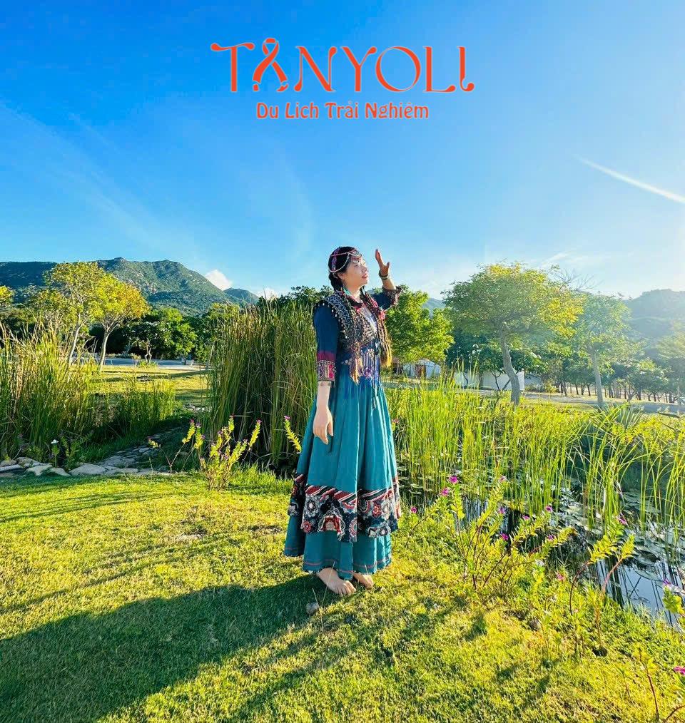 Trang phục truyền thống bên hồ sen tại Tanyoli