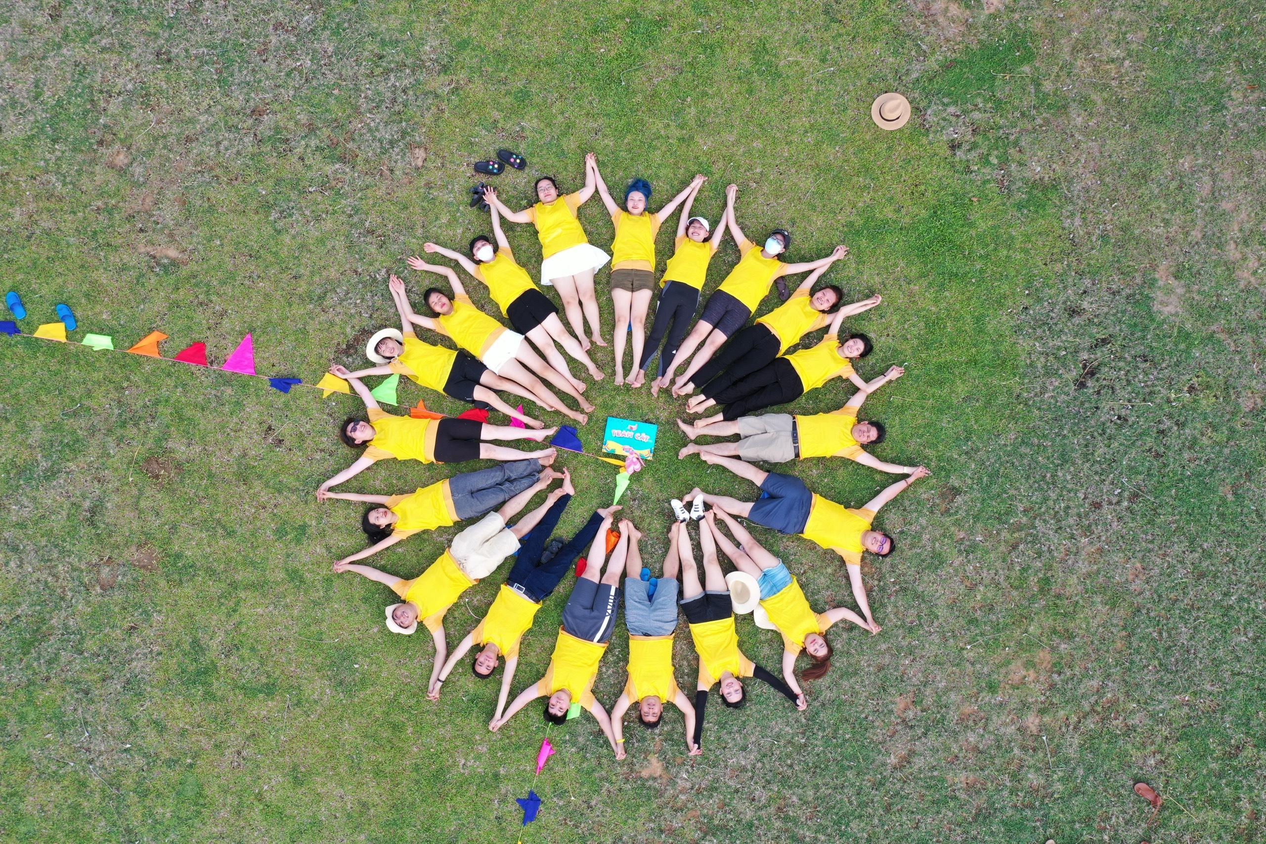 Vòng tròn người chơi team building nhìn từ trên cao
